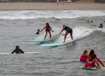 DAHUER SEMPRE COM VOCÊ E A ASSOCIAÇÃO DE SURF FEMININO