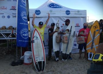 Embaixador da Anasol Saulo Lyra ganha título no The Legends Surf Masters