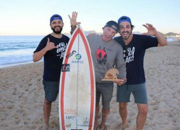 Embaixador da Anasol Saulo Lyra ganha título no The Legends Surf Masters