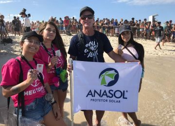 Promotoras da WSL recebendo os brindes Anasol