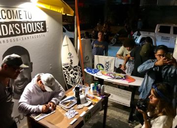 Noite de autógrafos no stand Santacosta